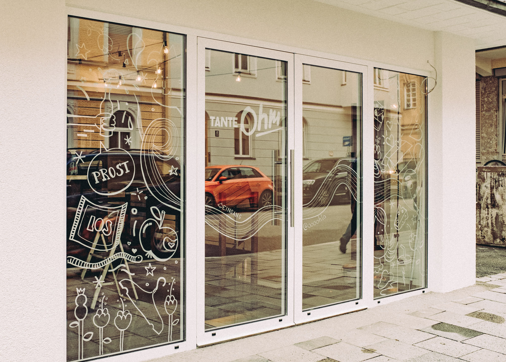 Foto der kompletten Schaufensterfläche des Superkiosks Tante Ohm in München