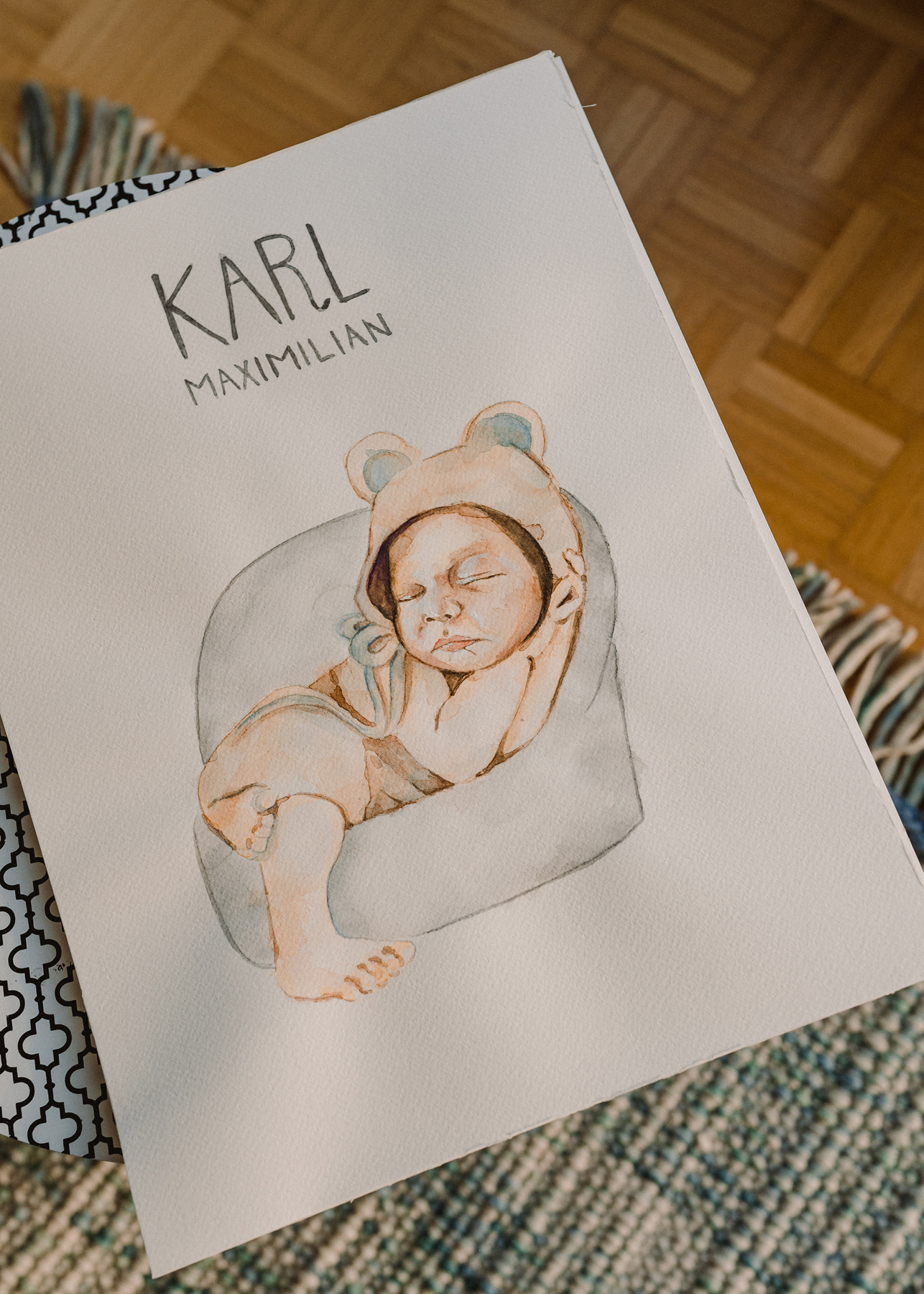 Die Zeichnung eines Neugeborenen in einem Strampler mit Bärenohren.