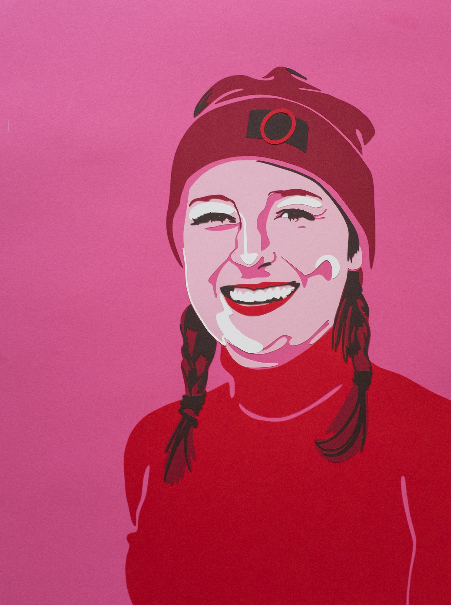 Ein Papercut Portrait in Rosa- und Rottönen.